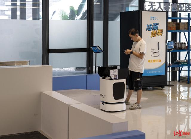 全球首次！“成都造”机器人军团以人工智能末端配送护航成都世运会