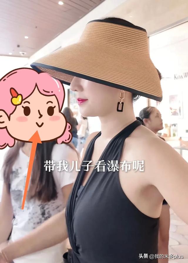 李念带3个孩子逛集市，小腹鼓起被疑怀四胎，13岁大女儿又瘦又高