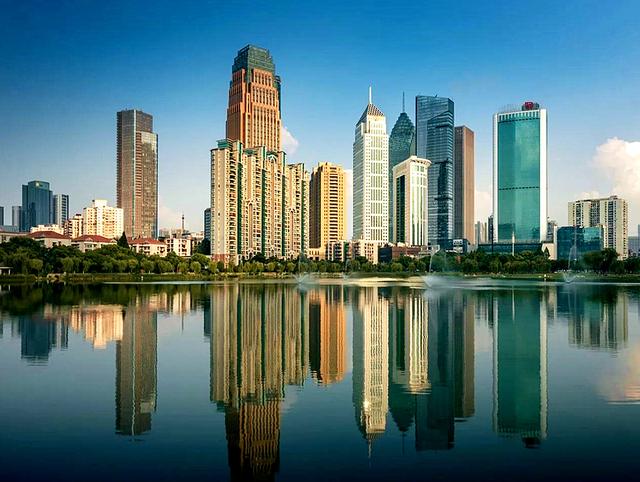 为何西安的城建看上去平淡无奇？武汉的城建看起来朝气蓬勃呢？