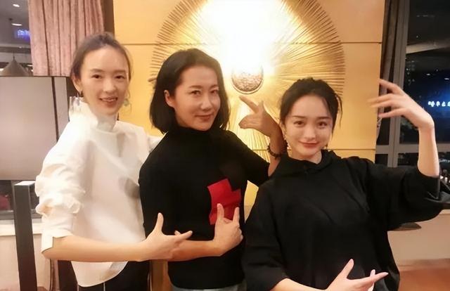 她凭《伪装者》火出圈，54岁不婚不育，母亲是她坚强的后盾！