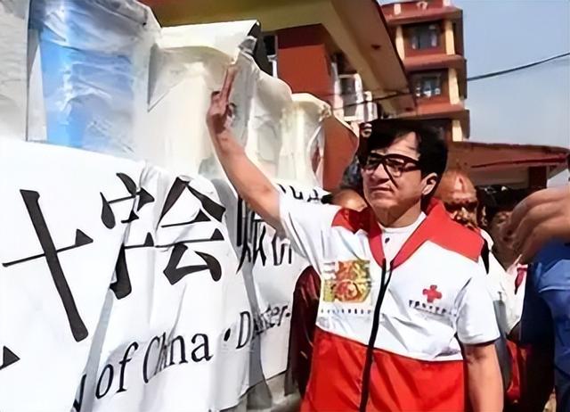 官媒对成龙的称呼变了，三字之差释放强烈信号，王晶的话有人信了