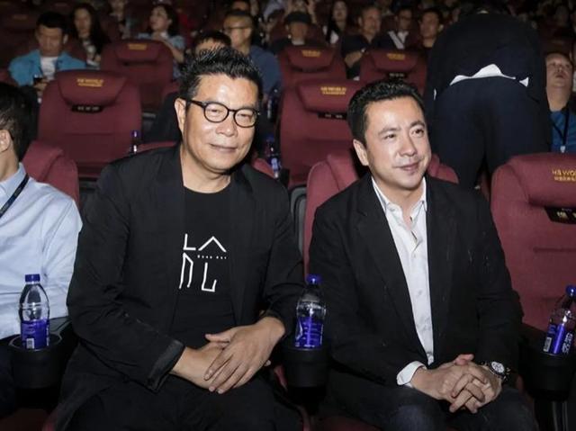 娱圈大佬现状被曝，欠债22亿，搬进破败小院生活，妻子带货还债