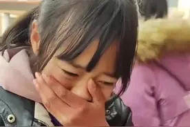90后残疾拾荒者资助学生上学 受赠女孩看到好心人样子忍不住流泪图片