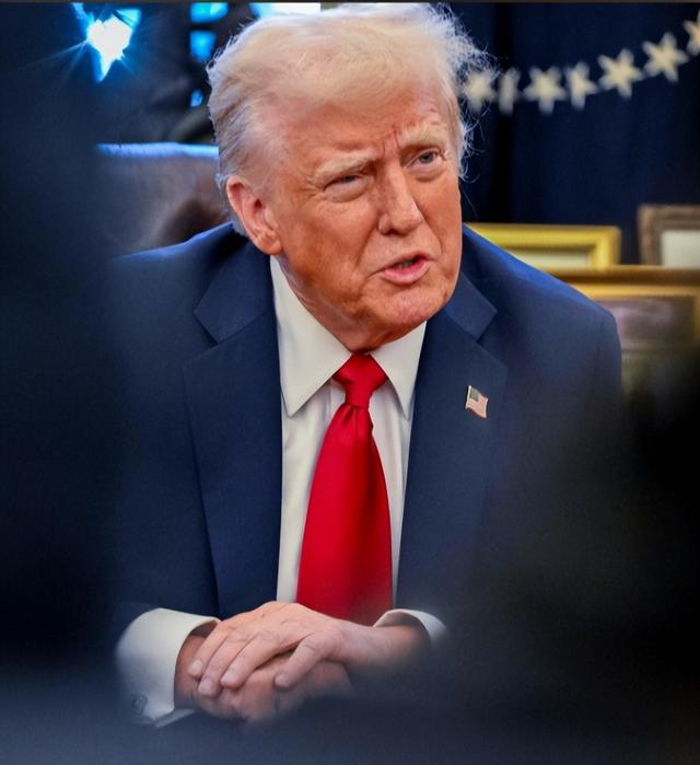 僵持数周两艘中国油轮返航，特朗普楞在原地，5000万桶油卖不出去