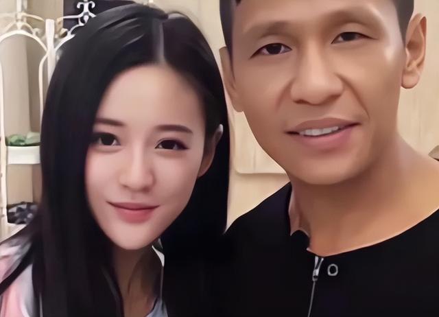 成名后抛弃原配，转身娶女粉丝的宋小宝，再藏不住早就变了的面相