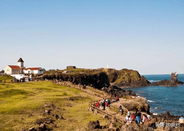 山海交融的独特火山锥景观 韩国济州岛的城山日出峰有四大地形看点