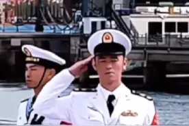 泪目！老师参观北海舰队，偶遇昔日差生，对方敬军礼看哭无数网友图片