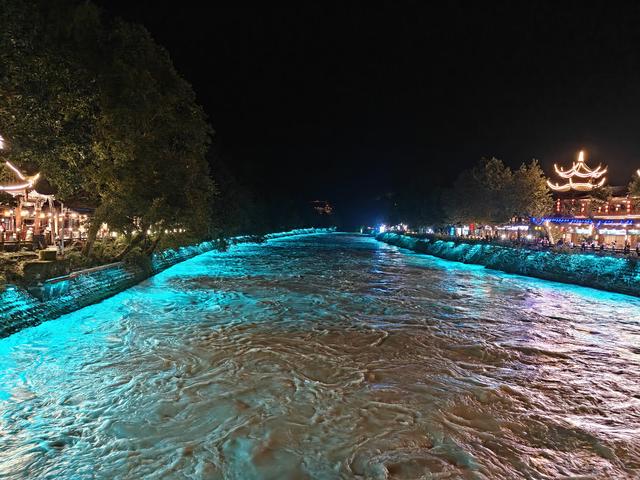 都江堰蓝眼泪景观带