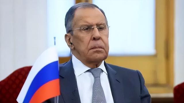 历史开了个玩笑，先倒下的不是乌克兰，而是百年中立的瑞士？