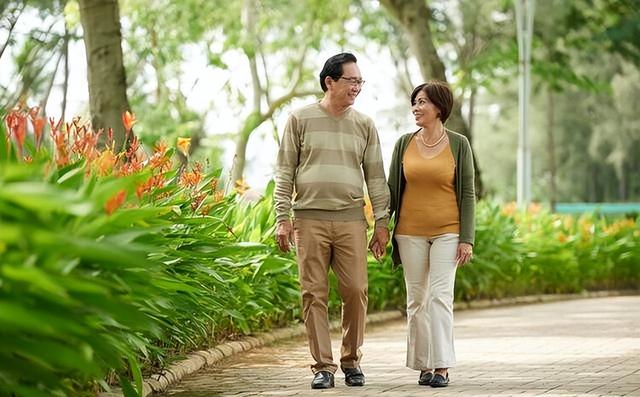 经常散步到底好不好？提醒：60岁以后，散步时要注意好这4点