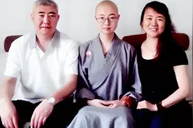 2008年，985高校女学生出家当尼姑，父母支持，如今后悔了吗？图片