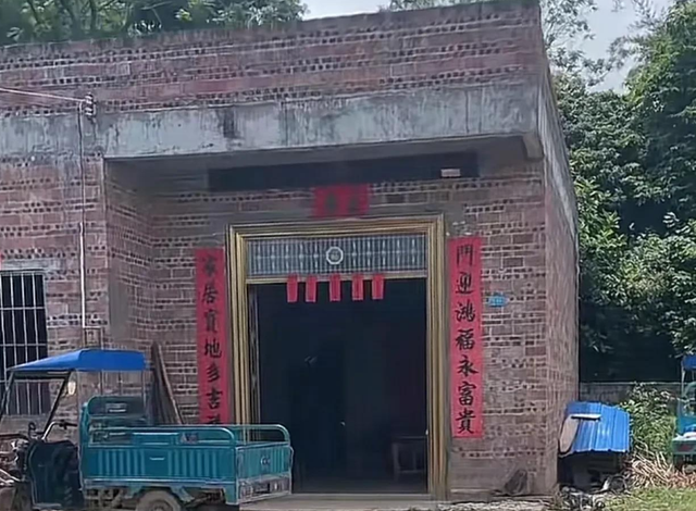 广西两兄弟51岁42岁仍是光棍，住毛坯房！姐姐回家后当场崩溃痛哭