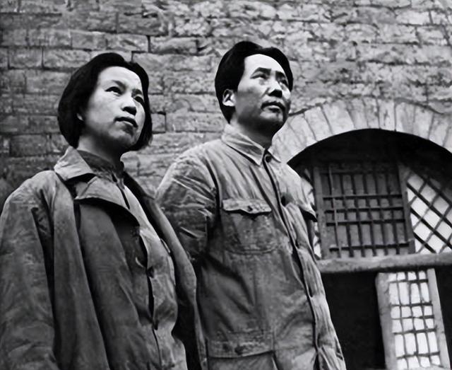 毛主席和贺子珍走到一起时，杨开慧还在世，毛主席为何会这样做？