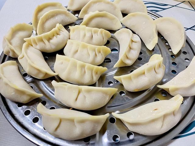 煮饺子时，水开下锅就错了，教你一招，饺子鲜嫩好吃不破皮