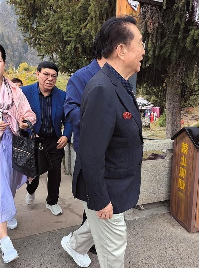 86岁李双江和梦鸽游新疆天山池，他头发稀疏，皱纹满满雀斑多 老了