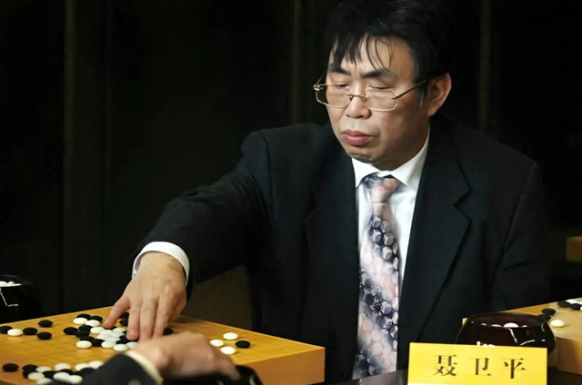 聂卫平葬礼，长子捧遗像	，两前任妻子未现身，现任兰莉娅主持现场