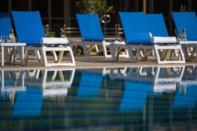 释囚比游客还潇洒！154人住五星级酒店，奢靡享乐资金来源成谜