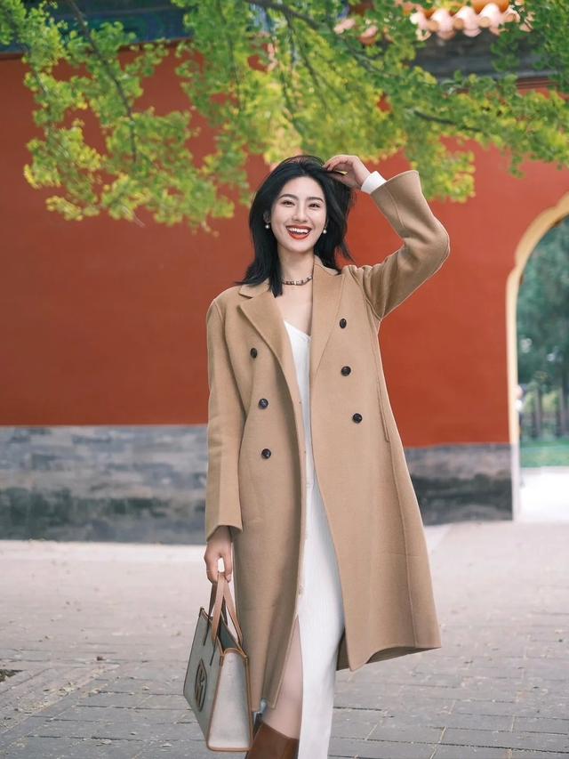卡其色呢子大衣长裙气质