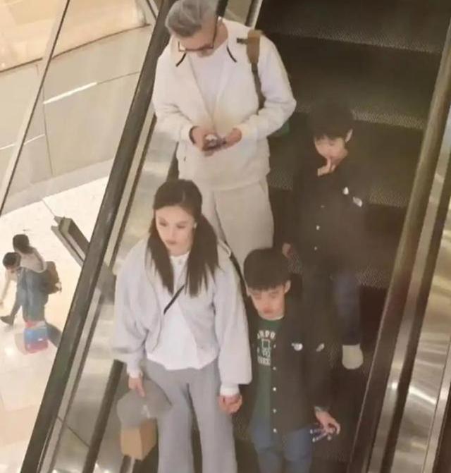 她是央视最美主持，24岁嫁42岁丈夫，婚后对患病丈夫不离不弃