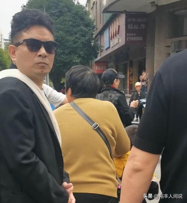 曝湖南邵东富豪李伯亮去世，免费请吃席，摆两条街，30多人抬棺