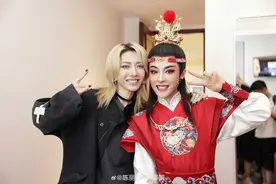 陈丽君晒新剧后台合照致谢，此前含泪道歉图片