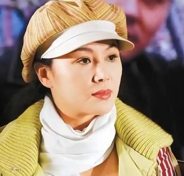 19岁嫁给富豪，20岁离婚携子净身出户，单亲40年如今儿子为她争光