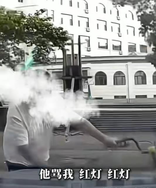 沈阳00后故意撞人后续，猛踩油门下死手，身份曝光，难怪如此嚣张