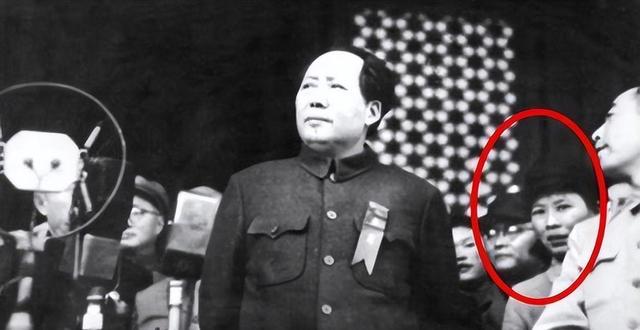 开国大典，她扶毛主席登天安门功成身退，周总理叫住：你站我身边