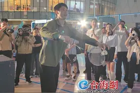 苏杯冠军来厦与市民“拍”出火花图片