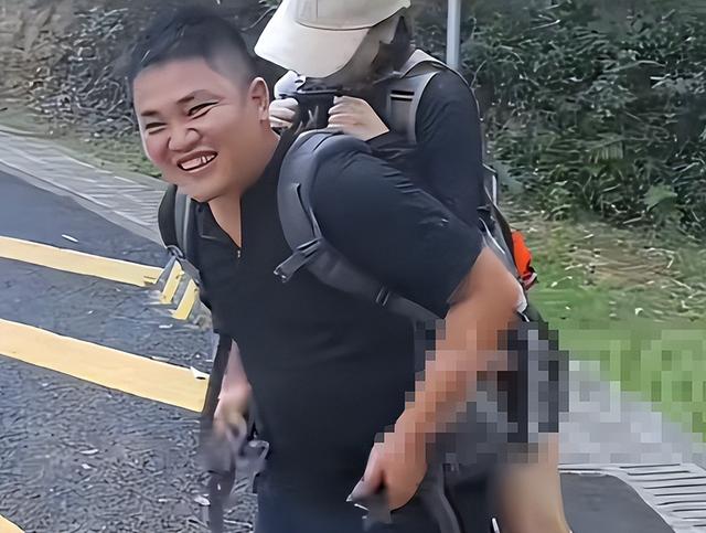 广东女子登山脚崴，被陌生小伙背40分钟下山，恶心的一幕出现了