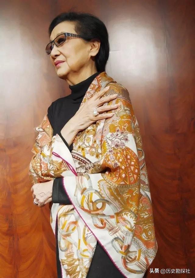 夏梦有多美？57年她和毛主席合影，那年24岁，端庄典雅，美艳绝伦