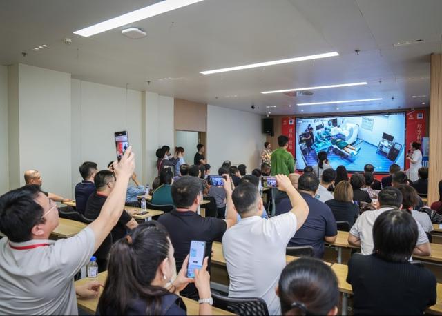吉林省首台，新一代机器人全飞秒落户长春普瑞眼科医院