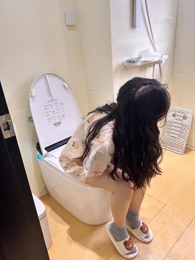 无锡女子半夜上厕所，马桶里盘着条蛇，她的处理方式让所有人后怕