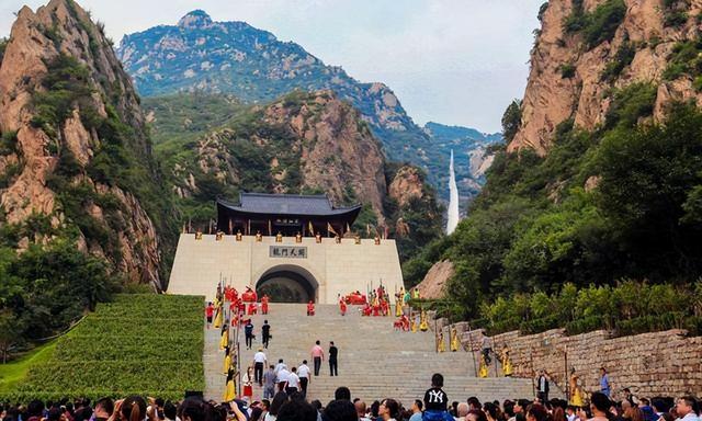 5年倒闭10家热门景区，年轻人穷游睡帐篷，天价酒店割不动韭菜了