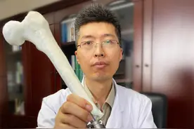 同济医院医工合作再“造”人工腿骨，年轻小伙十年两度免除截肢之痛图片