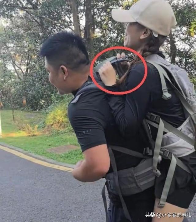 广东女子登山脚崴，被陌生小伙背40分钟下山，恶心的一幕却出现了