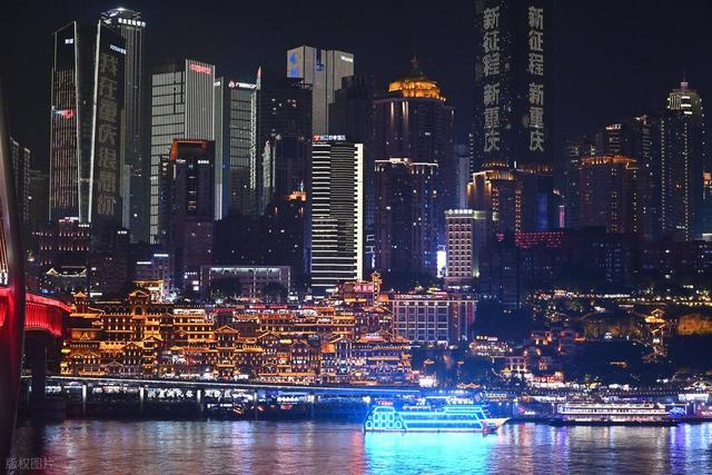 重庆成为国庆顶流目的地，从网红城市到文旅标杆的"山城密码"