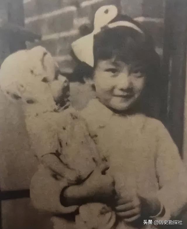 70年代，夏梦等人的罕见合影，她美得无可挑剔，堪称绝代佳人