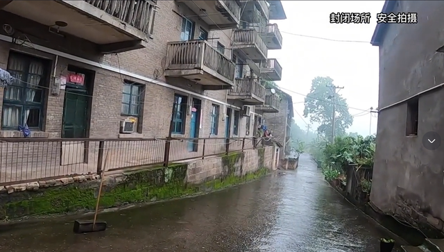 江津寂静的军工厂旧址，昔日保密军事化管理，如今搬离楼房垮塌