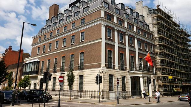 两件事得罪中国，英国首相访华行程黄了，中方已确认将其拒之门外