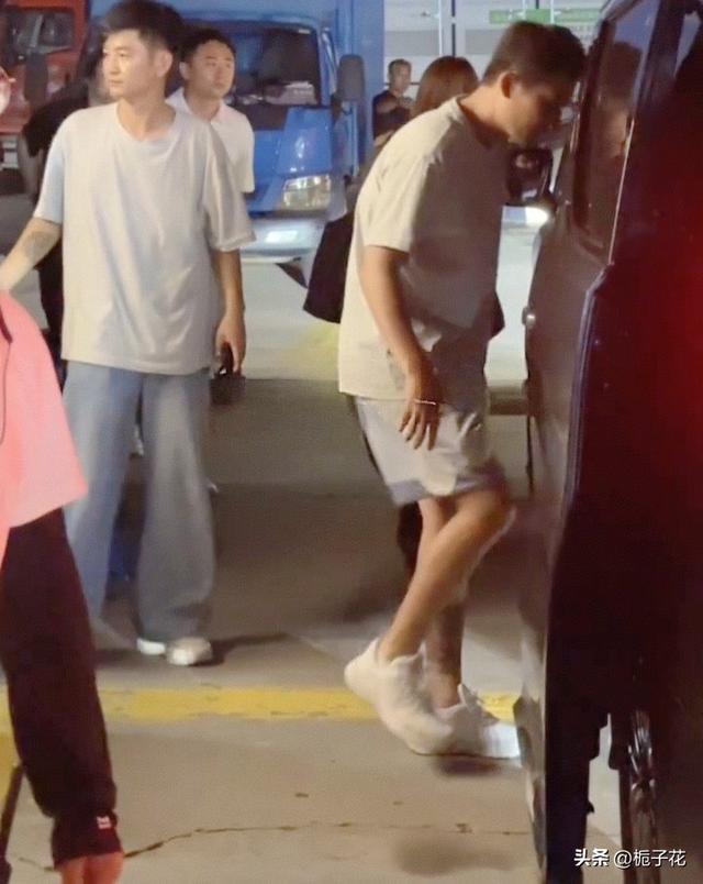 福建偶遇欧豪下班，他身材高挑健壮，穿着白T恤，运动裤，太帅了
