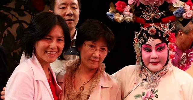 吃里爬外，永不回国？她带领30名演员选择留美，如今年过花甲归来