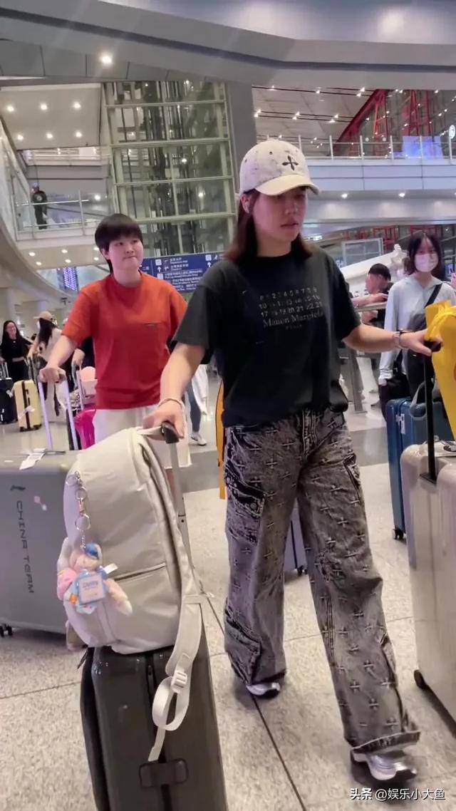 陈幸同结束横滨赛已抵达北京机场路透，穿黑色短袖又酷又飒！