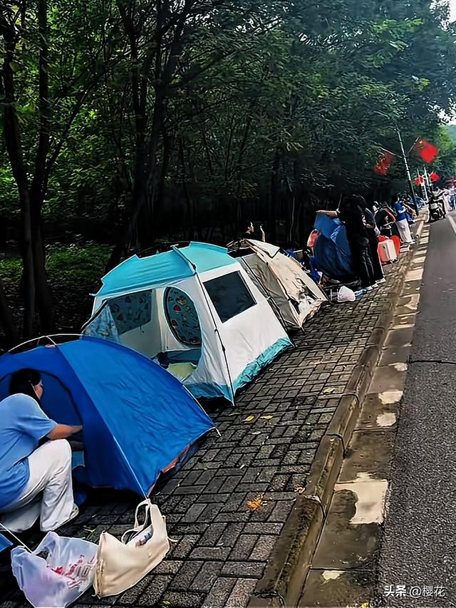 国庆帐篷革命：年轻人拒绝“酒店刺客”，草地上长出的消费主权！