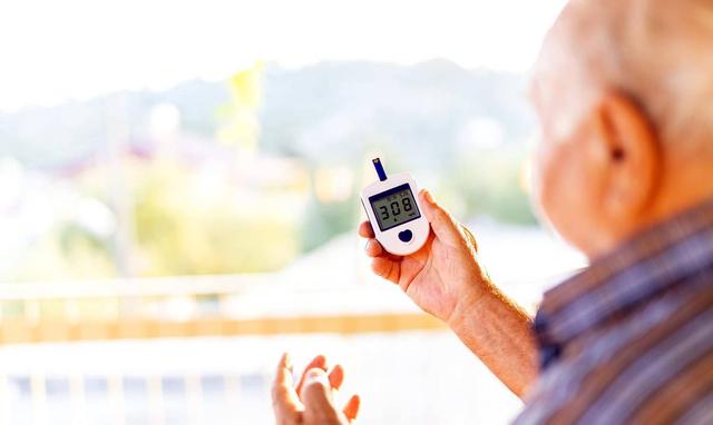 又一起吃沙坦药猝死！医生再三劝告：冷天吃降压药，要警4点！