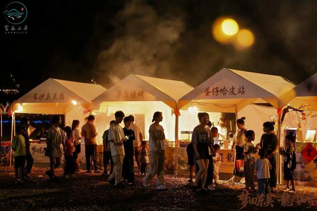 国庆中秋长假首日“炸”场！龙门古镇逛到腿软停不下来，美食吃到扶墙走！