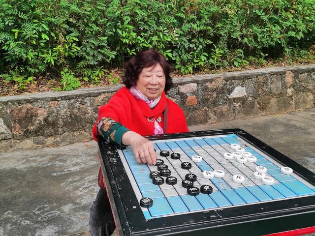 带78岁老妈遛弯儿，深圳这座城让我又一次心头一暖