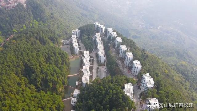重庆綦江籍籍无名的袖珍镇，距主城很近，凭啥引来数万常住游客？