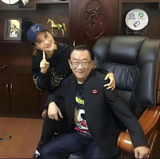 79岁侯耀华晚年凄凉！独居北京无保姆照料	，家里脏乱差环境寒酸