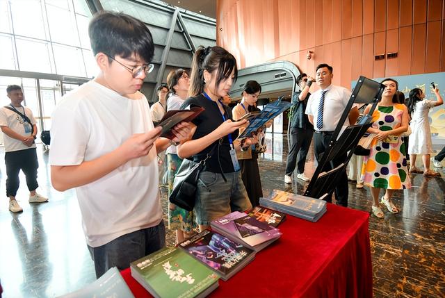 感受城市烟火 品味厚重文化 微博“大V”漫步郑州
